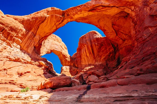 Podwójny łuk w Parku Narodowym Arches, Utah, USA — Zdjęcie stockowe