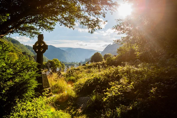 Gammalt Keltiskt kors i Glendalough, Wicklow mountain, Irland — Stockfoto