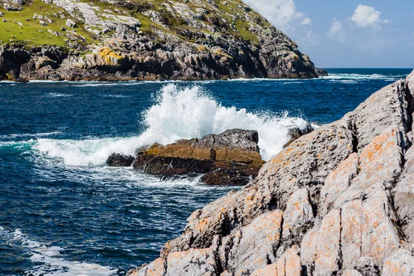 Wellenbrecher am Dursey Sound — Stockfoto