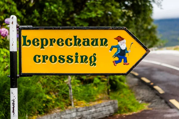 Leprechaun crossing sign in Killarney National Park, Ireland — Stock Photo, Image