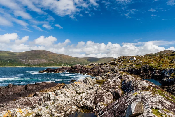 Einsames weißes Haus in der Derrynane Bay — Stockfoto