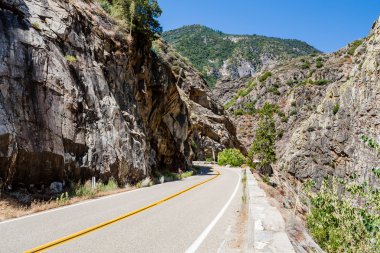 İki şeritli bir yol aracılığıyla granit kaya Kral'ın Kanyon California