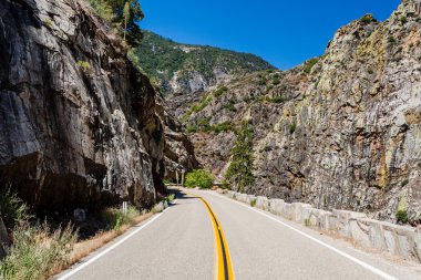 İki şeritli bir yol aracılığıyla granit kaya Kral'ın Kanyon California
