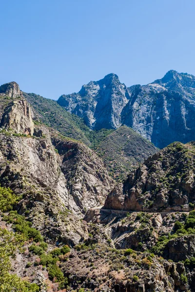 Autópálya 180, Kings Canyon Nemzeti Parkban, California, Amerikai Egyesült Államok — Stock Fotó