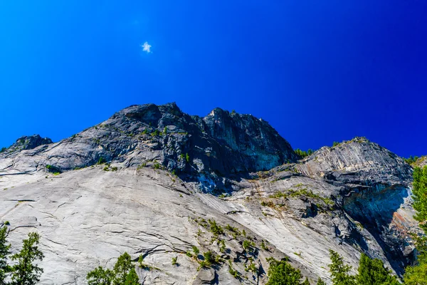 Lower Yosemite Fall Trail, Yosemite Valley, California, USA — Stock fotografie