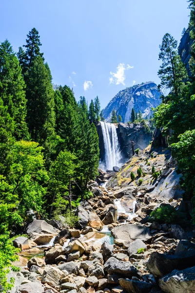 Vernal Falls, Yosemite Milli Parkı, Kaliforniya, ABD — Stok fotoğraf