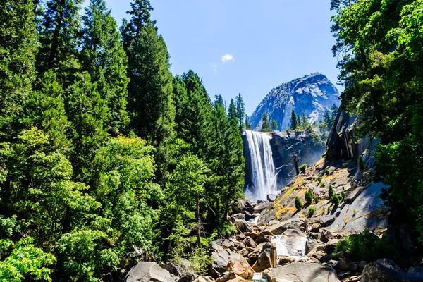 Frühlingshafte Wasserfälle, Yosemite Nationalpark, Kalifornien, USA — Stockfoto
