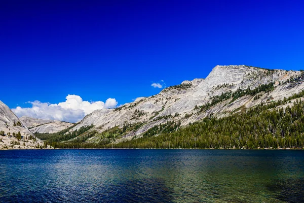 Tenaya tó, Yosemite Nemzeti Parkban, Sierra Nevada, Amerikai Egyesült Államok — Stock Fotó