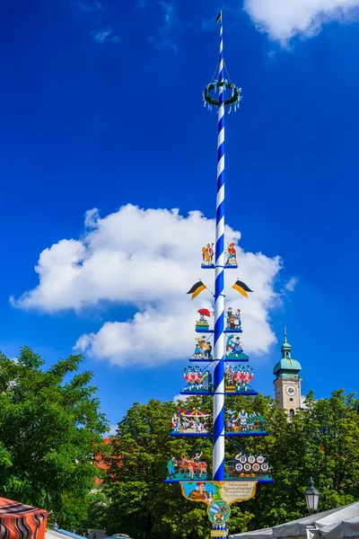 Maibaum auf dem Viktualienmarkt, München, Bayern, Deutschland — Stockfoto