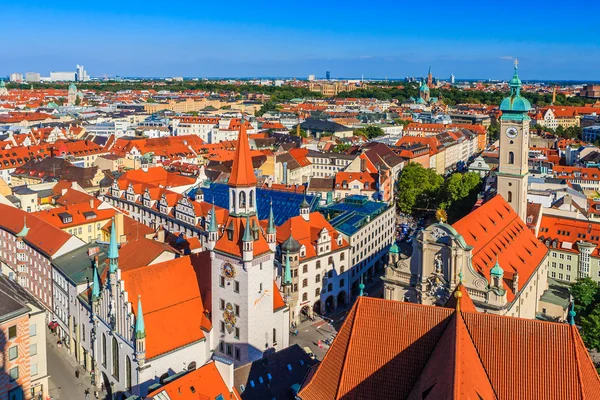 Oude stadhuis en Heiliggeistkirche, München, Duitsland — Stockfoto