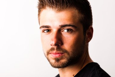 Beyaz arka önünde 3-gün sakallı genç bir adam portresi