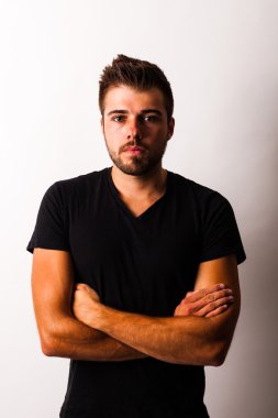 Çapraz kollu genç adam 