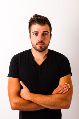 Çapraz kollu genç adam 