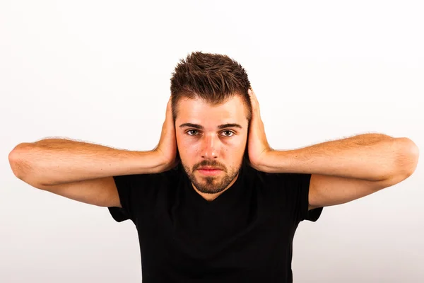 Gürültü dayanamayan orta yaşlı adam portresi