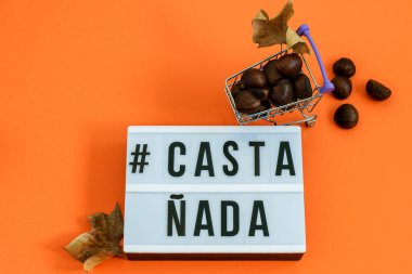 Alışveriş sepeti içinde olgun kestaneler ve Cadılar Bayramı için mesaj.. 