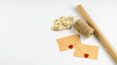 Çevre dostu geri dönüşümlü el işi kağıt, kurdele, envilopes ve beyaz arka planda dekoratif kalpler. Sant Valentine 'ın hediyelerini hazırlamak, DIY konsepti. 