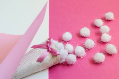 Beyaz waffle dondurma külahı pembe iki renkli arka planda yumuşak kabarık toplar. Noel tebrikleri ve üst manzara için modaya uygun bir yer.. 