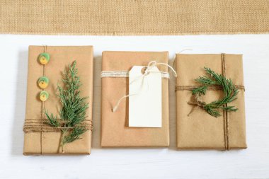 El işi kağıt ve düğümlere sarılı hediye kutuları, şenlikle dekore edilmiş. Güzel sıfır atık tasarımı, Noel ya da başka bir tatil için fotokopi alanı ile taklit edilmiş. Diy kavramı.