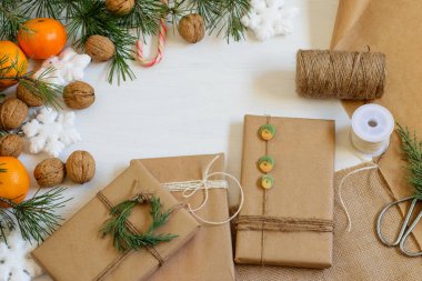 Geri dönüşümlü el yapımı kağıda sarılıp dekore edilmiş sıfır atık ekolojik hediye kutusu. Eğlence amaçlı çevre dostu masa dekorasyonu, diy için aksesuarlar. Bakım paketi kavramları, modelle.