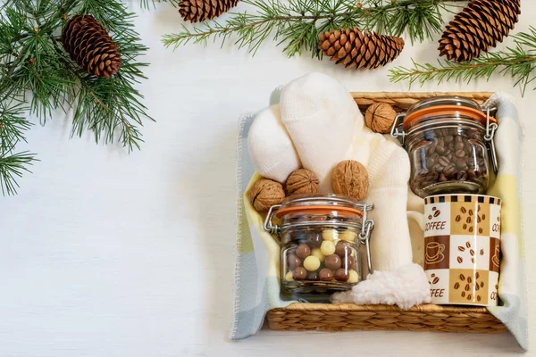 Kerst Handgemaakte Geschenkdoos Met Koffie Chocolade Koffiebeker Warme Sokken Persoonlijke — Stockfoto