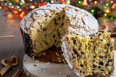Geleneksel Noel panettone çikolatalı ve ahşap masada kuru meyveli. Navidad için tipik İspanyol tatlısı.. 