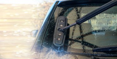 Dışarıda araba yıkama. Arabanın arka camını temizliyorum. Yan görünüm, boşluk kopyala. 