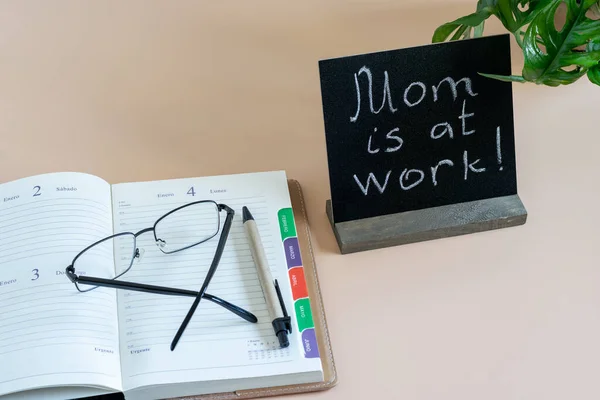 Öppen Tidsdagbok Glasögon Och Svart Tomt Med Texten Mamma Jobbet — Stockfoto