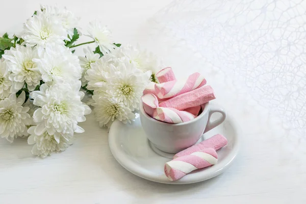 Blanco Hermosos Crisantemos Malvaviscos Fondo Blanco Bonita Tarjeta Felicitación Para — Foto de Stock