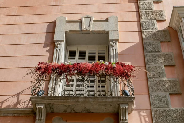 Detaillierte Ansicht Des Frontfassadenfensters Und Des Kleinen Metallischen Balkons Mit — Stockfoto