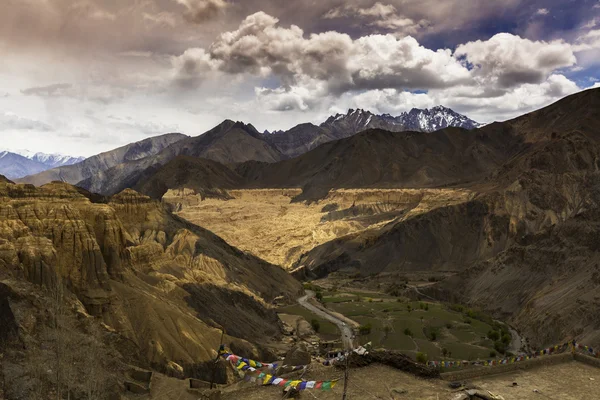 Gyönyörű légi kilátás holdvilág, Himalája hegyi háttér, Ladakh, Jammu és Kasmír, India — Stock Fotó