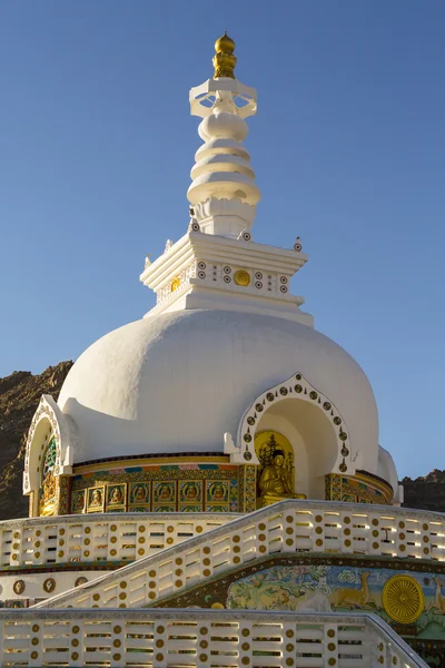 LEH LADAKH, INDIA - 2016 MAYO 16: El Shanti Stupa en el crepúsculo tiempo en Leh Ladakh, India en Mayo 16, 2016 . — Foto de Stock