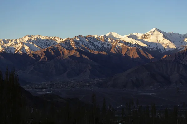 Gyönyörű hegyek, a Leh, Leh district, Ladakh, Himalája, Dzsammu és Kasmír, Észak-India — Stock Fotó
