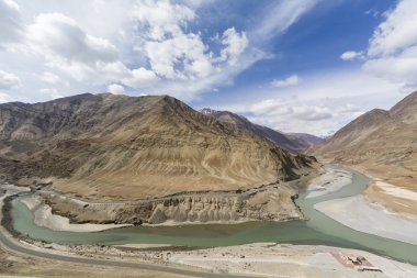 Nehir Indus ve Zanskar izdiham üstten görünüm tepe yol Nemo köye doğru gidiyor üzerinden cazip görünüyor. Leh Ladakh, Hindistan