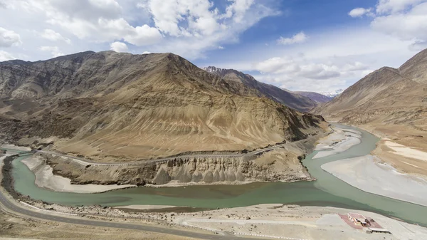 Vista superior da confluência de rios Indus e Zanskar parece sedutor de estrada colina indo em direção Nemo village.Leh Ladakh, Índia — Fotografia de Stock