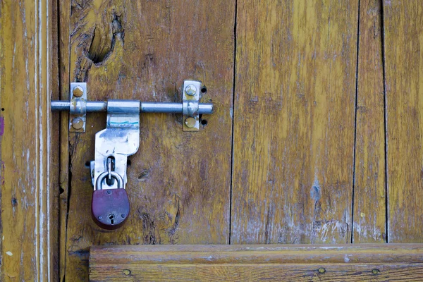 Vintage eski tuş kilidi ahşap kapı.