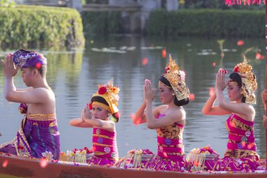 Beratan göl, Bali, Endonezya, 16 Haziran 2015: geleneksel dini Hindu geçit töreninde Ulun Danu tapınak Beratan göl Bali, Endonezya, 16 Haziran 2015 katılan Balinese köylüler