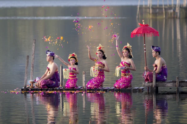 Озеро Beratan, Балі, Індонезія, 16 червня 2015: Балійском жителі села беруть участь у традиційні індуїстські Хресний хід на фоні тропічних пейзажів поблизу Danu храм Beratan озеро в Балі, Індонезія, 16 червня 2015 — стокове фото