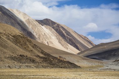 Yol boyunca Pangong Gölü, muhteşem dağ sahne Himalaya aralığı arka plan görünümünü Leh Ladakh, Jammu ve Keşmir, Hindistan,.