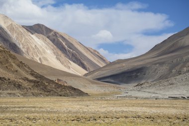 Yol boyunca Pangong Gölü, muhteşem dağ sahne Himalaya aralığı arka plan görünümünü Leh Ladakh, Jammu ve Keşmir, Hindistan,.