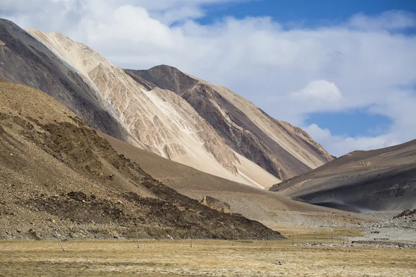 Ao longo do caminho para o Lago Pangong, Leh Ladakh, Jammu e Caxemira, Índia, vista da paisagem montesa espetacular Himalaia Range Background . — Fotografia de Stock