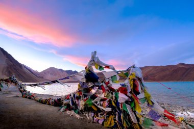 Pangong Gölü (Pangong Tso), Leh, delikanlı yanında Tibetian dua bayrağı