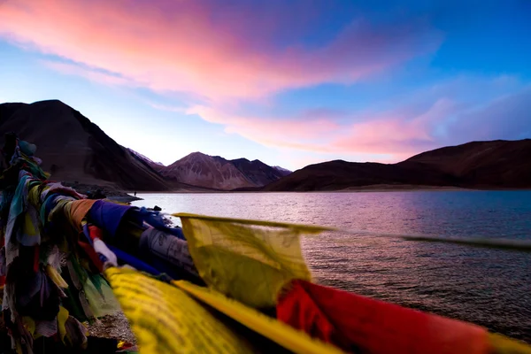 Tibetian imát zászló melletti Pangong Lake (Pangong Tso), a Leh, lelkes — Stock Fotó