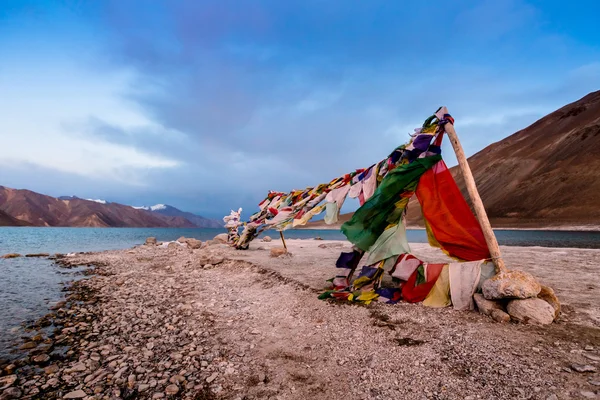 Bandeira de oração tibeciana ao lado do Lago Pangong (Pangong Tso), Leh, Lad — Fotografia de Stock