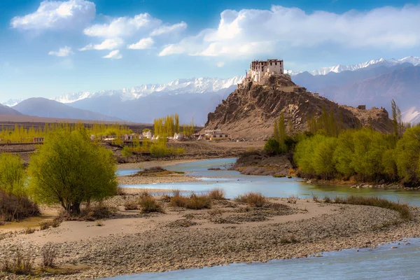 Stakna monastery  with view of Himalayan mountains in Leh-Ladakh — Stock Photo, Image