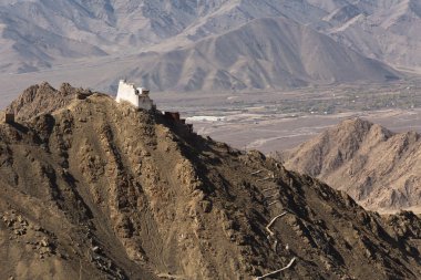 Fort ve Namgyal veya kırmızı gompa ana Budist Leh-delikanlı yeridir