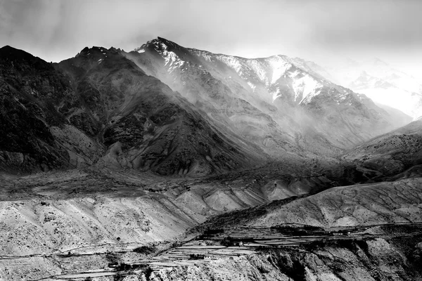 ヒマラヤ山脈のように高い山の道で移動する場合 — ストック写真