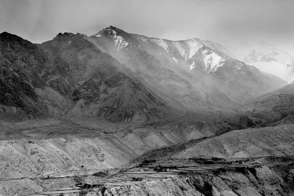 Himalája hegység, mint látható a magas hegyen közúti utazás közben — Stock Fotó