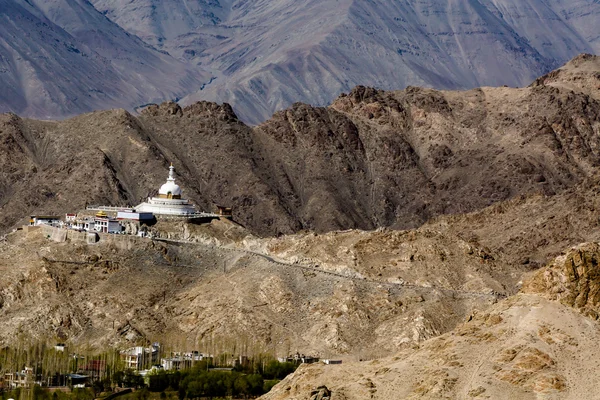 Shanti sztúpa közel Leh, Dzsammu és Kasmír, Ladakh, India — Stock Fotó