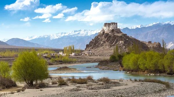 Mosteiro de Stakna com vista para as montanhas do Himalaia em Leh-Ladakh — Fotografia de Stock