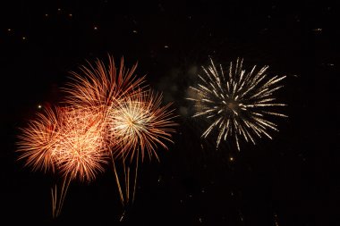 Geceleyin havai fişekler.